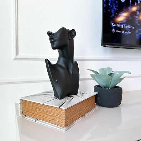 Stylish 2 Bedroom Dior-Inspired Apartment Connected To Dubai Mall Bagian luar foto
